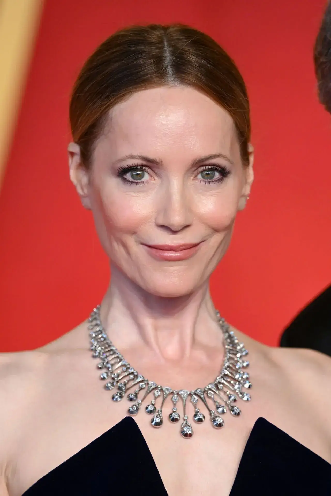 LESLIE MANN PHOTOSHOOT AT VANITY FAIR OSCAR PARTY IN BEVERLY HILLS